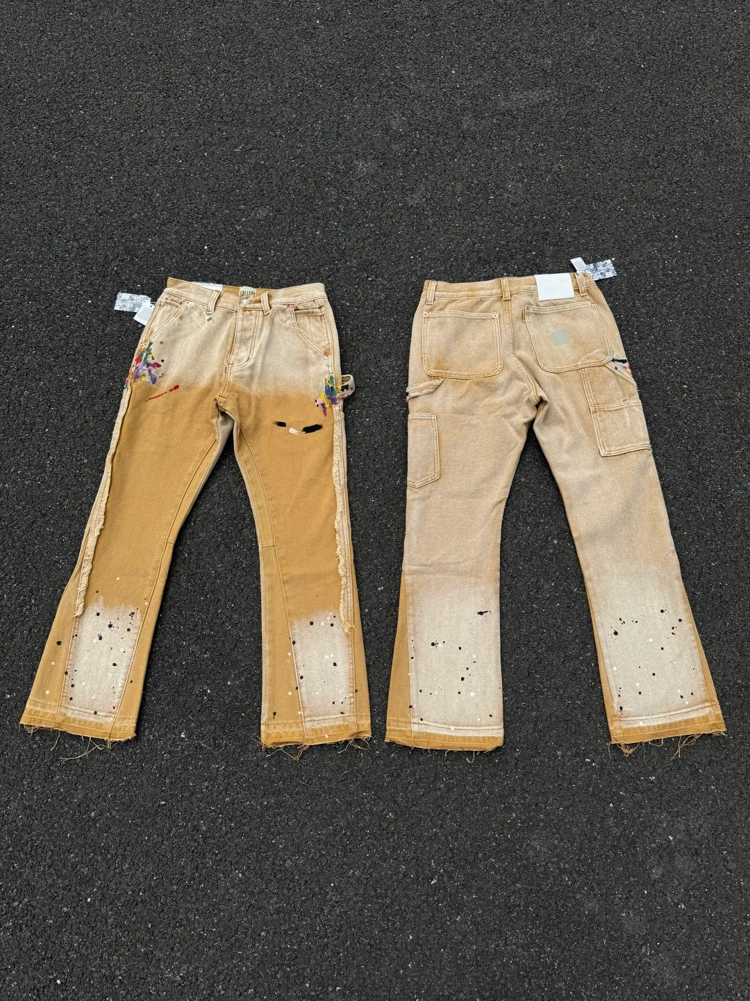 P250💰G91 GALLERY DEPT. Spliced ​​patches, ink-splashed denim bell-bottoms, washed distressed spliced ​​jeans, denim washing factory. During the process, the owner of the washing factory helped introduce a boss who once worked at the Levi OEM factory and then started his own business. This also paved the way for the following styles. Therefore, Levi's remodeled single product for the base plate is really familiar. Whether it is the fabrics supplied or the lathes used in production, there is nothing to choose from. -Color: Black -Size: S-XXL (corresponding to 28-36)